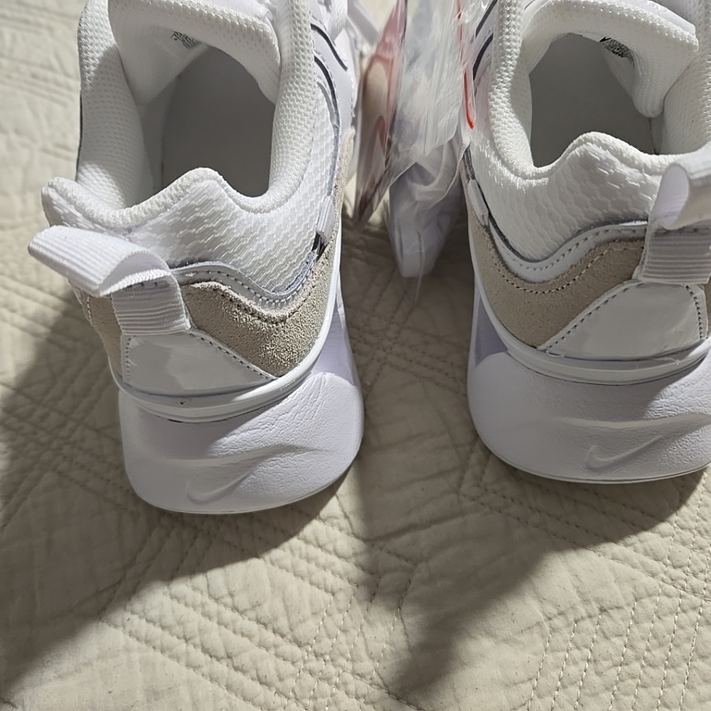 Nike Ladies Size 7.5 RYZ 365 II Sneaker In White - Picture 4 of 9